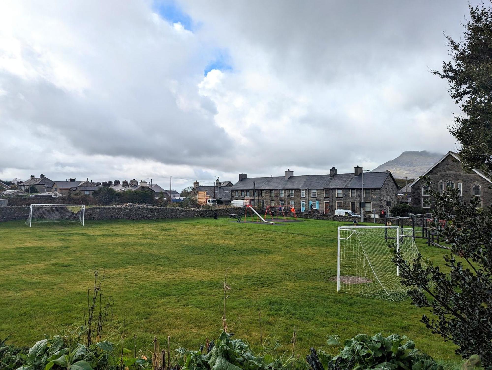 Cheerful 2 Bed Home With Mountain Views Blaenau Ffestiniog Exterior photo
