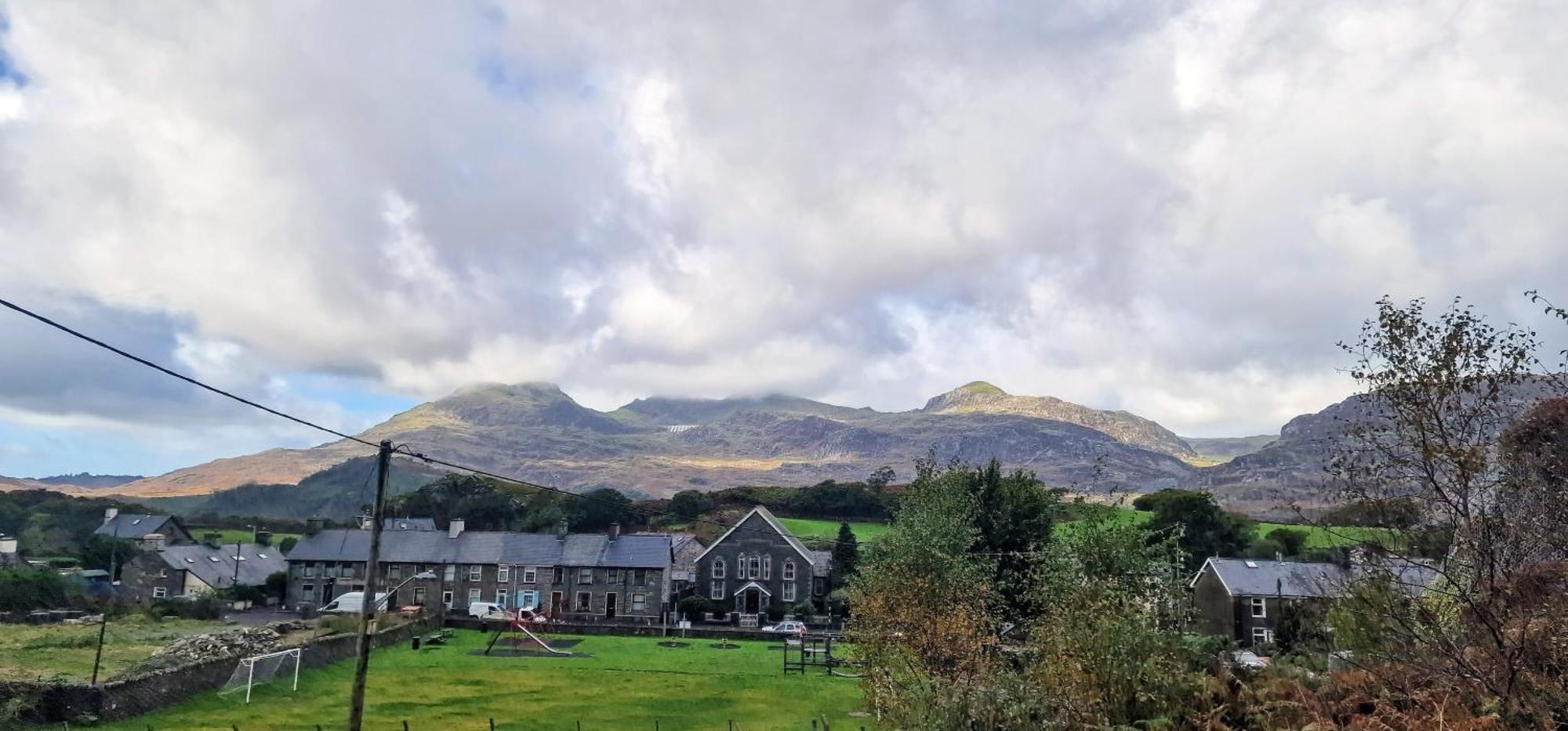 Cheerful 2 Bed Home With Mountain Views Blaenau Ffestiniog Exterior photo